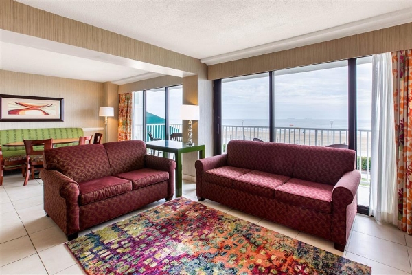 COMFORT INN AND SUITES OCEANFRONT (Virginia Beach)